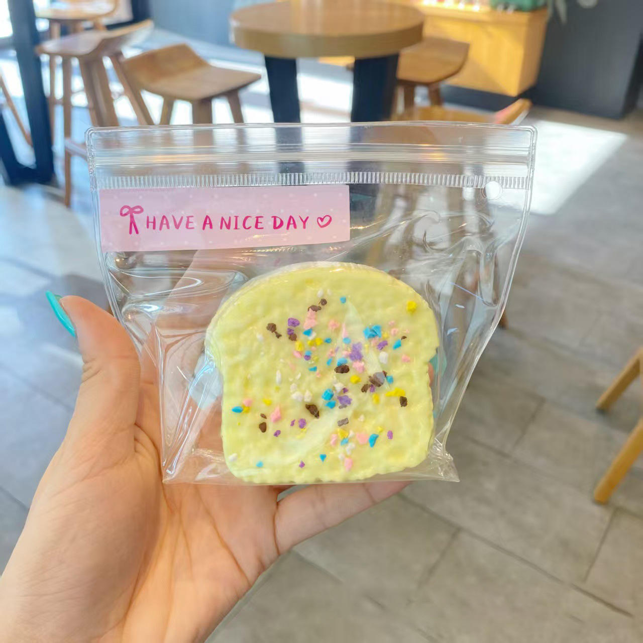 ขนมปังปิ้งสองชั้นสีเหลืองเข้ม