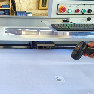 Machine à scier à quatre côtés de dalle de porte CNC pour le travail du bois/portes/fabrication de meubles - Product Image 4