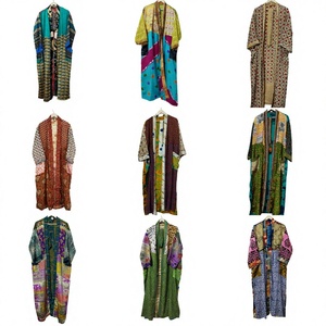 Kimono de luxe d'été, robe longue patchwork faite main, style indien vintage, en soie de sari recyclée, idéal comme cache-maillot ou tenue de nuit. - Product Image 1