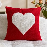 Housse de coussin de style nordique pour couple, en polaire rouge brodée, housse de coussin en polaire Teddy brodée cœur pour dossier de canapé