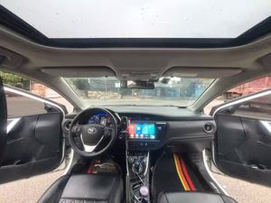 Auto Usado Más Vendido <span class=keywords><strong>en</strong></span> China 2018, Corolla Híbrido Sedán, Transmisión Automática, <span class=keywords><strong>Buen</strong></span> <span class=keywords><strong>Estado</strong></span>, Volante a la Izquierda, Color Oscuro - Product Image 5