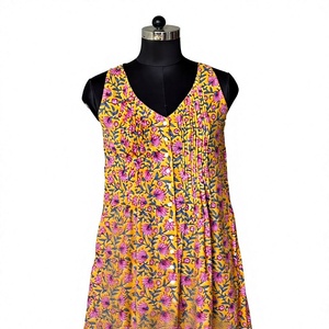 Blusa sin mangas con cuello en V y estampado floral bohemio para mujer, con volantes en la parte delantera, botones en la parte delantera, mangas plisadas, transpirable, 100% algodón. - Product Image 2
