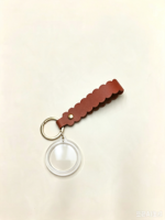 Personalisierbare, blanke runde Acryl-Schlüsselanhänger zum Selbstgestalten: Wellenförmige Leder-Schlüsselanhänger mit 36mm Foto-Einsatz und Lederband für Hochzeit und Geburtstag
