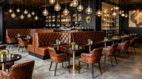Tables et chaises de restaurant en bois et cuir microfibre de style industriel de Foshan pour salles privées et espaces privés (vente en gros)