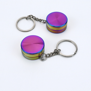 Molinillo de hierbas de tamaño pequeño de 30 mm con clip y llavero para conos pre-enrollados, papel de liar y tabaco. - Product Image 4