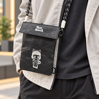 Sac à bandoulière pour téléphone en Tyvek, léger et compact ; un organiseur portable, une pochette pour téléphone ou un mini sac de voyage à porter autour du cou.