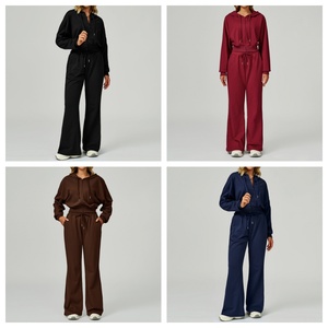 Conjunto Deportivo de 2 Piezas para Mujer, Sudadera Corta y Pantalones Deportivos, Logotipo Personalizado OEM, 100% Algodón, 380g, Transpirable, Ropa Deportiva Mujer Mayoreo - Product Image 5