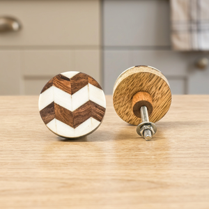 Poignée de tiroir ronde en bois, motif chevron, blanc et marron, poignée de meuble faite à la main, accessoires de cuisine modernes style ferme, décoration intérieure - Product Image 1
