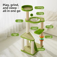 Ensemble de meubles écologiques pour chat combinant une structure d'escalade verticale, une planche à gratter horizontale et un hamac suspendu en coton