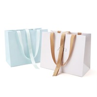 Sacs de transport en papier avec logo personnalisé pour vêtements, conception de mariage, poignées personnalisées 250x120x100, emballage de t-shirt d'artisanat pour chaussures