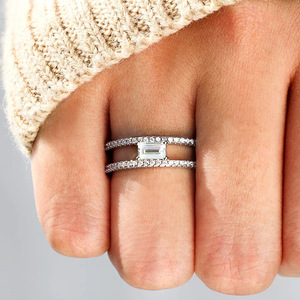 Anello da Donna in Oro Bianco con Diamante Taglio Smeraldo, Anello di Fidanzamento con Diamante Naturale Colore D e Pietre Laterali - Product Image 3