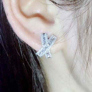 Boucles d'oreilles clous Twinz en forme de X, serties de diamants baguette en argent 925 plaqué or blanc, design géométrique, luxe, usage quotidien, unisexe - Product Image 5