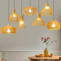 Lustre en bois vintage avec éclairage LED suspendu pour usage commercial dans les salons de thé et les restaurants avec abat-jour en bambou tressé