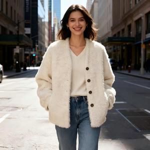 <span class=keywords><strong>Cappotto</strong></span> <span class=keywords><strong>Corto</strong></span> Unisex <span class=keywords><strong>Beige</strong></span> in Pelliccia di Montone con Collo a V e Chiusura Monopetto - Giacca Calda Invernale - Product Image 3