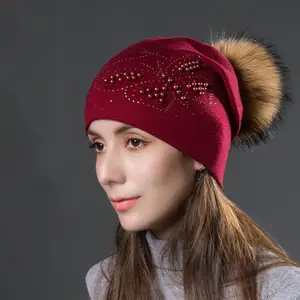 Cappelli da donna con farfalla di perle all'ingrosso della fabbrica berretti di lana lavorati a maglia con cappello da donna con pompon di pelliccia naturale