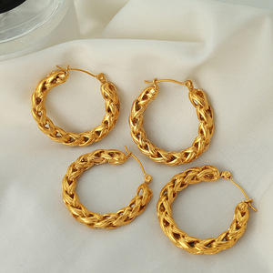 Aros Chapados en Oro con Diseño Trenzado Unisex para Uso Diario - Product Image 1