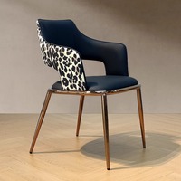 Chaise de salle à manger en métal de style italien, accoudoirs imprimés léopard, design minimaliste moderne, revêtement en tissu, chaise de bar haut de gamme pour usage domestique