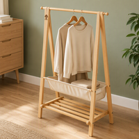 Porte-vêtements pliable moderne et écologique en bois naturel avec support pour cintres, bac de rangement en tissu, design multifonctionnel pour usage domestique