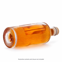 Bouteille à liqueur en verre côtelé de 750 ml avec panneau d'étiquette arqué et bouchon en liège pour l'emballage personnalisé de spiritueux