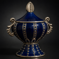 Urne en porcelaine bleu cobalt de style royal européen avec couvercle et accents en argent clouté – Pièce maîtresse de luxe pour la décoration de palais et de maison