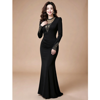 Robe longue sirène noire grande taille en mousseline florale à manches longues, froncée sur le côté, ornée de strass et de perles, idéale pour les invitées de mariage