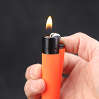 Briquet à gaz en plastique grand format avec impression UV personnalisée, rechargeable, revêtement caoutchouc, avec logo sur mesure, vente en gros