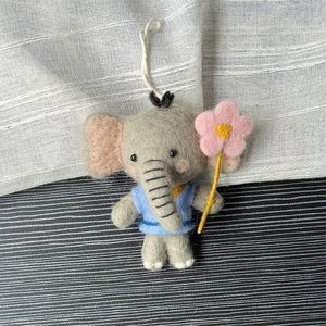 Porte-clés éléphant mignon <span class=keywords><strong>en</strong></span> feutre de <span class=keywords><strong>laine</strong></span> fait main du Népal, style bohème cottagecore, pendentif animal <span class=keywords><strong>en</strong></span> feutre aiguilleté, breloque de sac, cadeau pour filles - Product Image 5