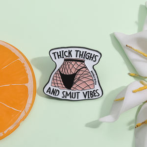 DICKE THIGHS und VIBES Emaille Pins Benutzer definierte schwarze Strümpfe Broschen Revers Abzeichen Punk Schmuck Geschenk für Freunde - Product Image 4