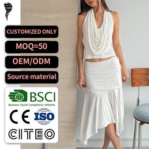 Ensemble deux pièces blanc pour femme : haut court drapé à col bénitier et jupe midi asymétrique froncée - Product Image 1