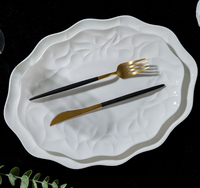 Service de vaisselle P&T de luxe en porcelaine blanche gaufrée, assiettes personnalisables avec logo pour restaurants et Horeca