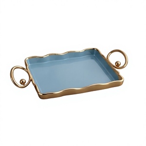 Plateau en métal émaillé bleu à bord ondulé style nordique, avec poignées ovales dorées antique, centre de table décoratif, organisateur et plateau de service - Product Image 1
