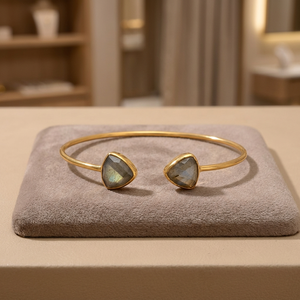 สร้อยข้อมือผู้หญิงแบบคู่ ชุบทอง 14k ประดับด้วยพลอยไทเกอร์อายทรงสามเหลี่ยมที่เปล่งประกาย - Product Image 3