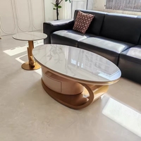 Ensemble de tables basses ovales en marbre et métal doré de luxe moderne pour la maison, l'appartement, le salon, pièce maîtresse