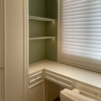 Meilleures ventes : Ensemble de chambre à coucher et de dortoir deux-en-un, style moderne européen minimaliste, avec armoire et coiffeuse en bois de pin massif, miroir éclairé et rangement