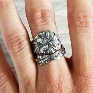 Anello Regolabile Floreale Scuro da Donna, Gioiello Chic e di Tendenza per Fidanzamento o Regalo - Product Image 3