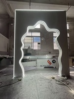Dekorasi Acara Latar Belakang Dinding Panggung Model Baru Mewah Pernikahan PVC Lengkungan LED Backdrop Panggung PVC Putih Mengkilap Tahan Lama