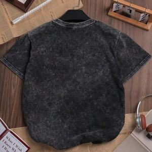 T-shirt Streetwear Oversize à Épaules Tombantes, Effet Délavé à l'Acide, avec Imprimé Vintage Rose Rouge et <span class=keywords><strong>Journal</strong></span> Ancien de <span class=keywords><strong>la</strong></span> Ville - Product Image 3