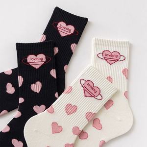 Vente en gros pas cher <span class=keywords><strong>Chaussettes</strong></span> à motifs Love Heart pour femmes <span class=keywords><strong>Jolies</strong></span> <span class=keywords><strong>chaussettes</strong></span> Crew en polyester pour la Saint-Valentin - Product Image 2