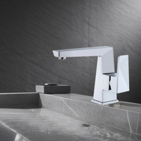 Robinet de salle de bain monotrou moderne avec mitigeur de lavabo à poignée unique au fini chromé