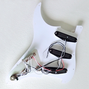 Para <span class=keywords><strong>STP50</strong></span>, protector de guitarra de plástico y metal con 11 orificios para tornillos, con pastillas cerámicas escalonadas SSS (blanco/negro) para guitarras eléctricas - Product Image 3