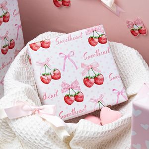 Papier cadeau pour filles pour anniversaire et Saint-Valentin, motif fraise rose sucrée, impression recto-verso, personnalisable - Product Image 1