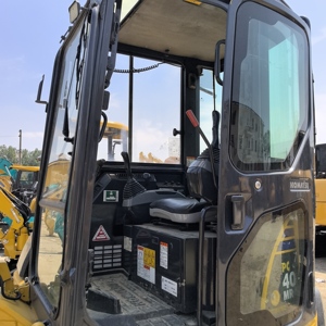 Excavadora Usada KOMATSU PC40MR de 4 Toneladas con Giro de Cola Mínimo, Mini PC40-7 Japonesa de Segunda Mano para Trabajos en Espacios Confinados Urbanos - Product Image 4