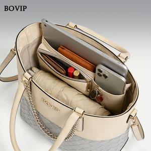 T-23 クリームとグレーの織り込みトートバッグ、ゴールドチェーンアクセント付きマルチウェイハンドバッグ、取り外し可能なクロスボディストラップで普段使いに最適 - Product Image 2