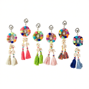 Portachiavi in stile etnico con ciondolo a nappa decorativo per borsa o accessorio per zaino - Product Image 1