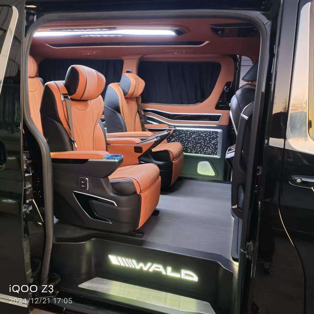 สีน้ำตาลและสีดำ