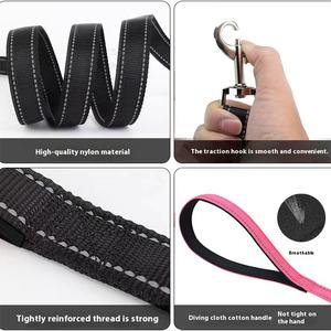 Corde <span class=keywords><strong>plate</strong></span> en nylon poignée de plongée télescopique <span class=keywords><strong>pour</strong></span> la marche du <span class=keywords><strong>chien</strong></span> <span class=keywords><strong>pour</strong></span> les petits et moyens animaux de compagnie lanière promotionnelle universelle <span class=keywords><strong>pour</strong></span> les animaux de compagnie - Product Image 2