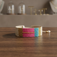 Pulsera de algodón tejida a mano Sstringz, detalles de cuentas en color blanco marfil, rosa intenso, azul turquesa y dorado, ajustable.
