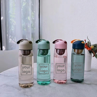 Bouteille d'eau haute capacité en PP pour extérieur avec infuseur à thé, sangle de transport et système anti-fuite pour usage général