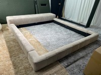 Canapé-lit Queen crème moderne de style italien, avec revêtement en tissu capitonné rafraîchissant, structure en bois, design modulaire autoportant