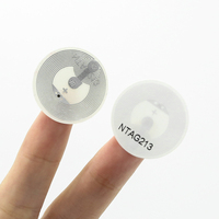 13,56 MHz RFID HF Tamaño personalizado NFC Etiqueta adhesiva PET PVC NFC Tag Chip Ntag213 Ntag215 Ntag216 Rollo de pegatinas RFID
